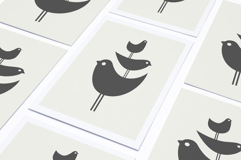 Pu&ograve; includere: Set di tre carte con un design minimalista che presenta silhouette nere di uccelli su uno sfondo grigio chiaro.