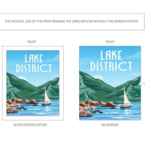 Może przedstawiać: Projekt plakatu w stylu vintage przedstawiający żagl&oacute;wkę na jeziorze z g&oacute;rami w tle. Plakat zawiera napis "Lake District" w białym kolorze na niebieskim tle. Plakat jest dostępny z białą ramką lub bez niej. Plakat ma wymiary 45,7 cm x 61 cm.
