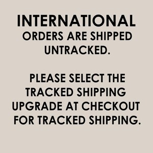 Pu&ograve; includere: Testo su sfondo bianco che recita: GLI ORDINI INTERNAZIONALI VENGONO SPEDITI SENZA TRACCIAMENTO. SELEZIONA L'AGGIORNAMENTO DI SPEDIZIONE CON TRACCIAMENTO AL CHECKOUT PER LA SPEDIZIONE CON TRACCIAMENTO.