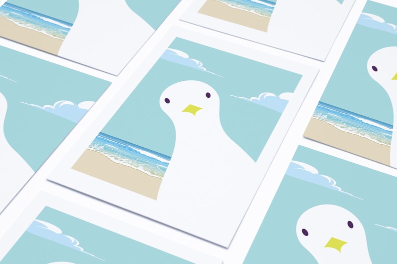 Puede incluir: Un conjunto de tarjetas de felicitaci&oacute;n con una gaviota blanca con un pico amarillo sobre un fondo de cielo azul y oc&eacute;ano. Las tarjetas est&aacute;n en blanco en el interior para escribir mensajes.