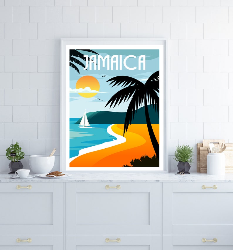 Puede incluir: Un cartel de viaje de estilo retro con la palabra "Jamaica" en negrita. El cartel presenta un oc&eacute;ano azul, una playa de arena, una palmera y un velero. El sol se est&aacute; poniendo en el fondo.
