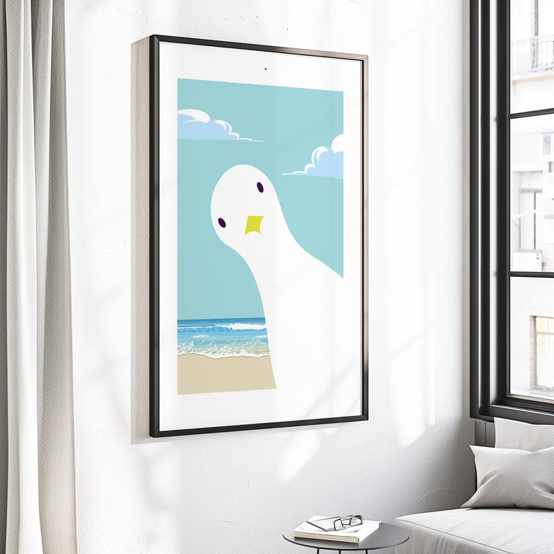Puede incluir: Una ilustraci&oacute;n enmarcada de un p&aacute;jaro blanco con un pico amarillo y ojos morados, mirando sobre un oc&eacute;ano azul con olas blancas y una playa de arena.