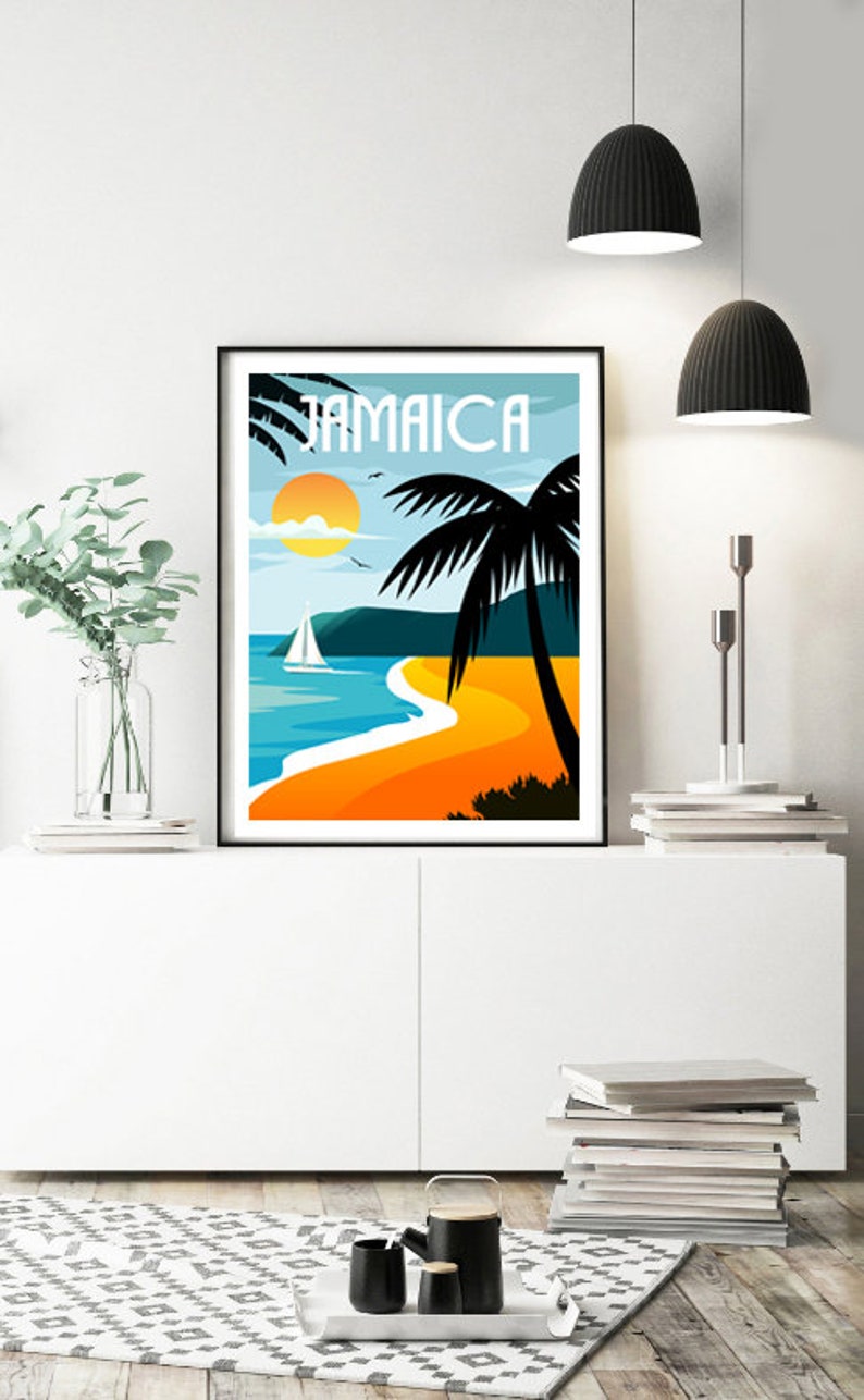 Puede incluir: Un p&oacute;ster de estilo retro con la palabra "Jamaica" en negrita. El p&oacute;ster presenta una palmera, un velero, una playa y un sol amarillo brillante contra un cielo azul.