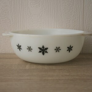 Białe naczynie żaroodporne Pyrex z wzorem płatków śniegu, Gaiety, Kitchenalia, JAJ Pyrex