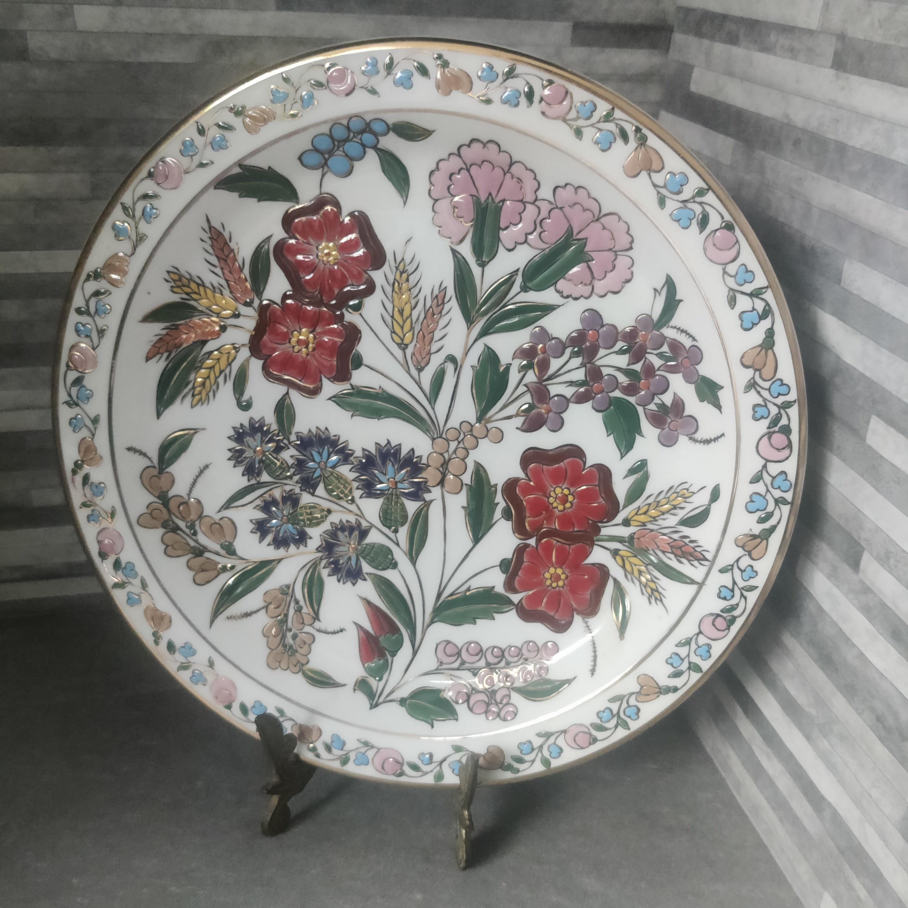 ギリシャの皿(ロードス島での作品) ギリシャ、ロードス島の Ceramica Olympia Sa による花をあしらった