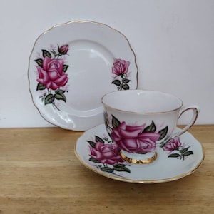 Kaffeetasse, Untertasse und Teeteller. Vintage Trio. Rosa Rose. Wohnkultur. Hostess Geschenk.