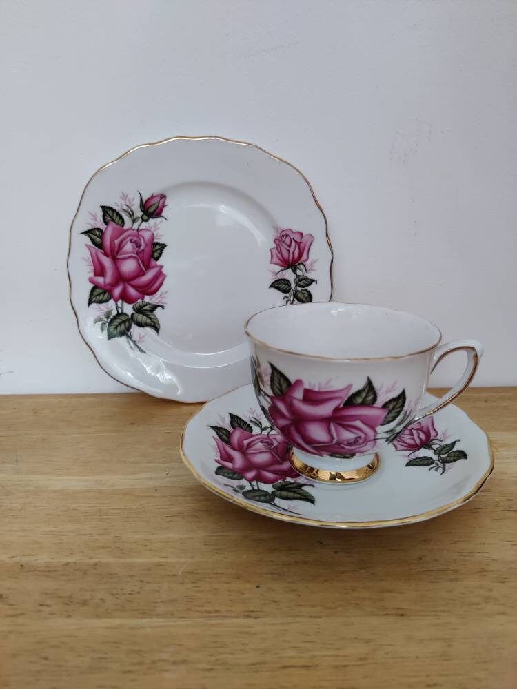 Colclough のティーカップ、ソーサー、ティープレート。ヴィンテージ