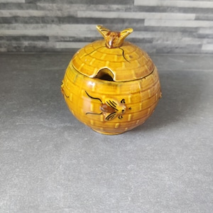 Vintage bijenkorf en bijenhoningpot