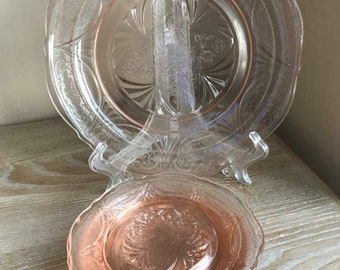 Rosa serveringsfat i glas och 6 matchande tefat