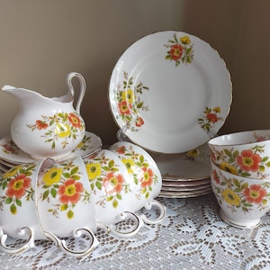 6 x toskanische Porzellan-Blumentrios - Teeteller, Teetasse mit Untertasse und Milchkännchen