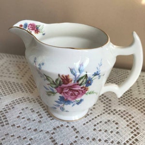 クラウン バンクの花柄ミルク ジャグ。イギリス製。ボーン チャイナ製。