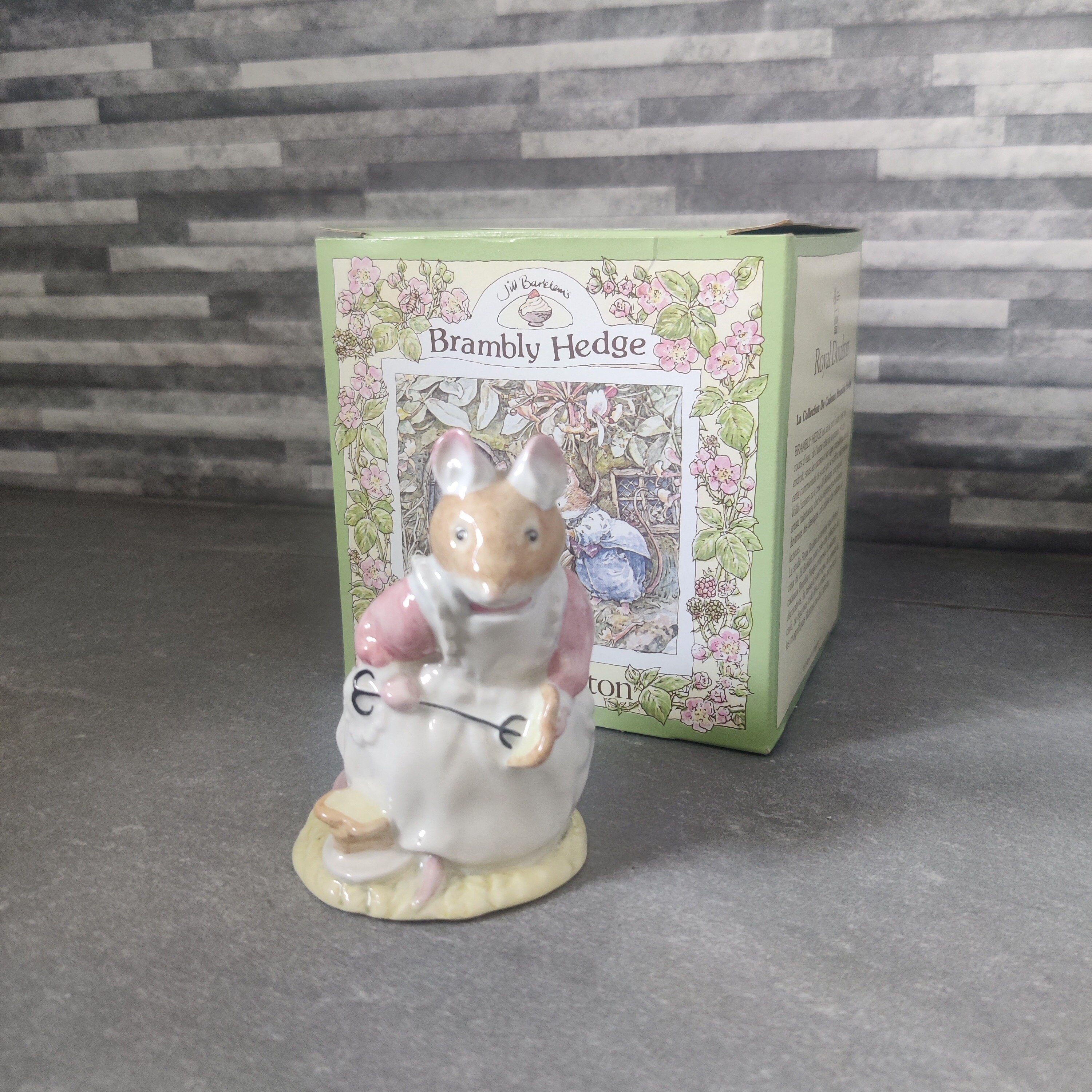 ロイヤルドルトン ブランブリー ヘッジクローバー フィギュア 箱入り