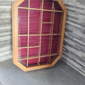Estante de madera para baratijas o curiosidades