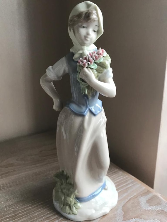 ナダル磁器の置物、花とスカーフを巻いた女性、女性の装飾品、スペイン 