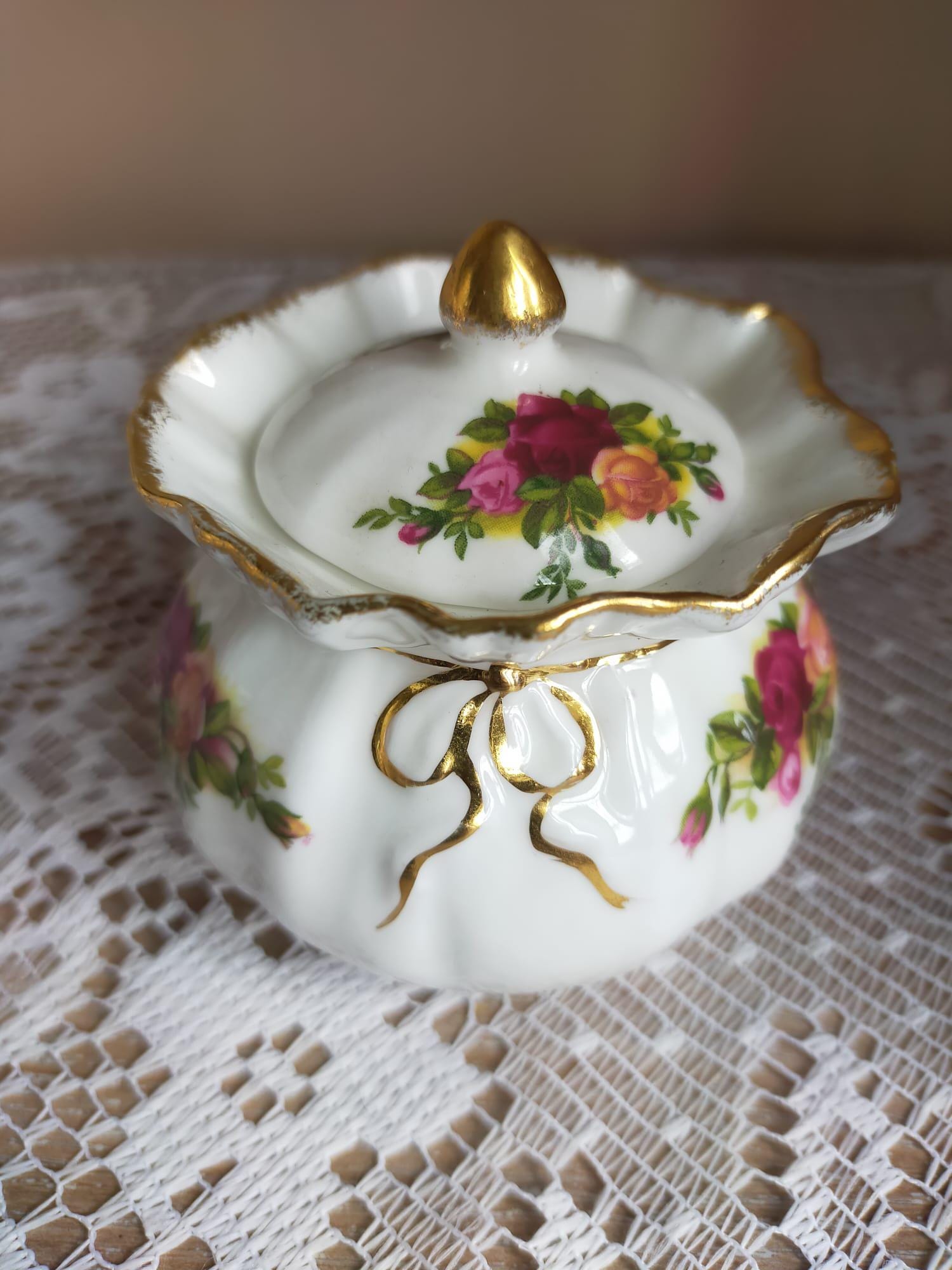 アンファン　トレイBOX　レア　カントリー Royal Albert Old Country Roses Floral Lidded Trinket Pot - Etsy