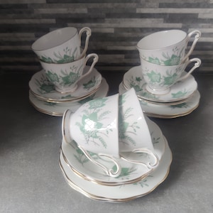 Set aus 6 Queen Anne Teetassen, Untertellern und Teetellern. Vintage Trio. Grünes Blatt Muster.