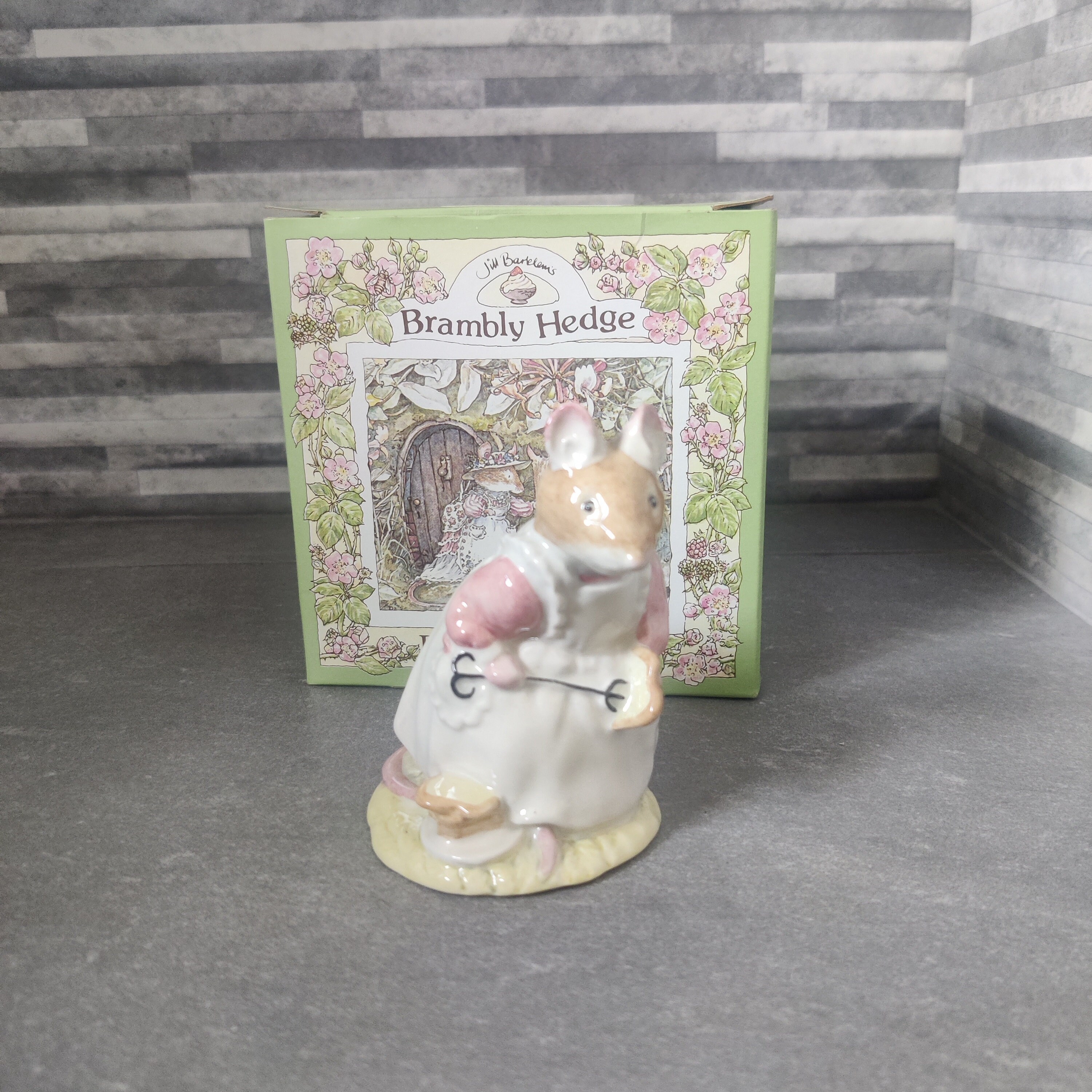 ロイヤルドルトン ブランブリー ヘッジクローバー フィギュア 箱入り