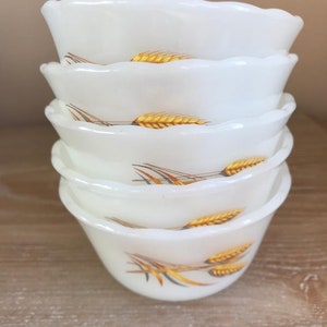 Set mit 5 Fire King Vanillesoßen-Tassen
