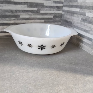 Białe naczynie żaroodporne Pyrex z wzorem płatków śniegu, Gaiety, Kitchenalia, JAJ Pyrex