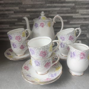 Roslyn Sweet Pea Blumen Kaffee-Set - Kaffeekanne, Milchkännchen, 6 x Tassen und Untertassen