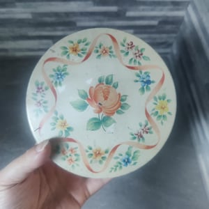 Scatola di latta rotonda vintage con fiori, bellissima scatola di latta con fiori
