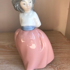 Nao Lladro Girl on Placid Walk Figurine, Lady Ornament, Made in Spain