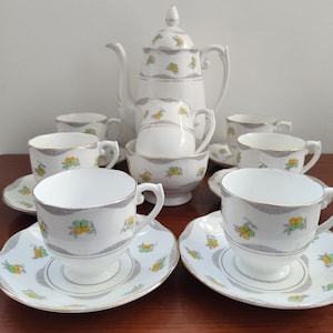 Roslyn Kaffee Set - Kaffeekanne, Milchkännchen, Zuckerdose, 6 x Tassen und Untertassen