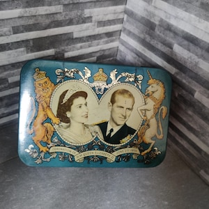 Commemorative Queen&#39;s Coronation Tin, Royal Memorabilia, Queen Elizabeth & Prince Philip 1953
