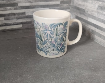 Kubek vintage z motywem kwiatowym, wyprodukowany w Anglii
