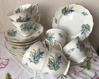 Set aus 6 Melba-Teetassen, Untertassen und Teetellern. Vintage-Trio. Blaues Blumenmuster.