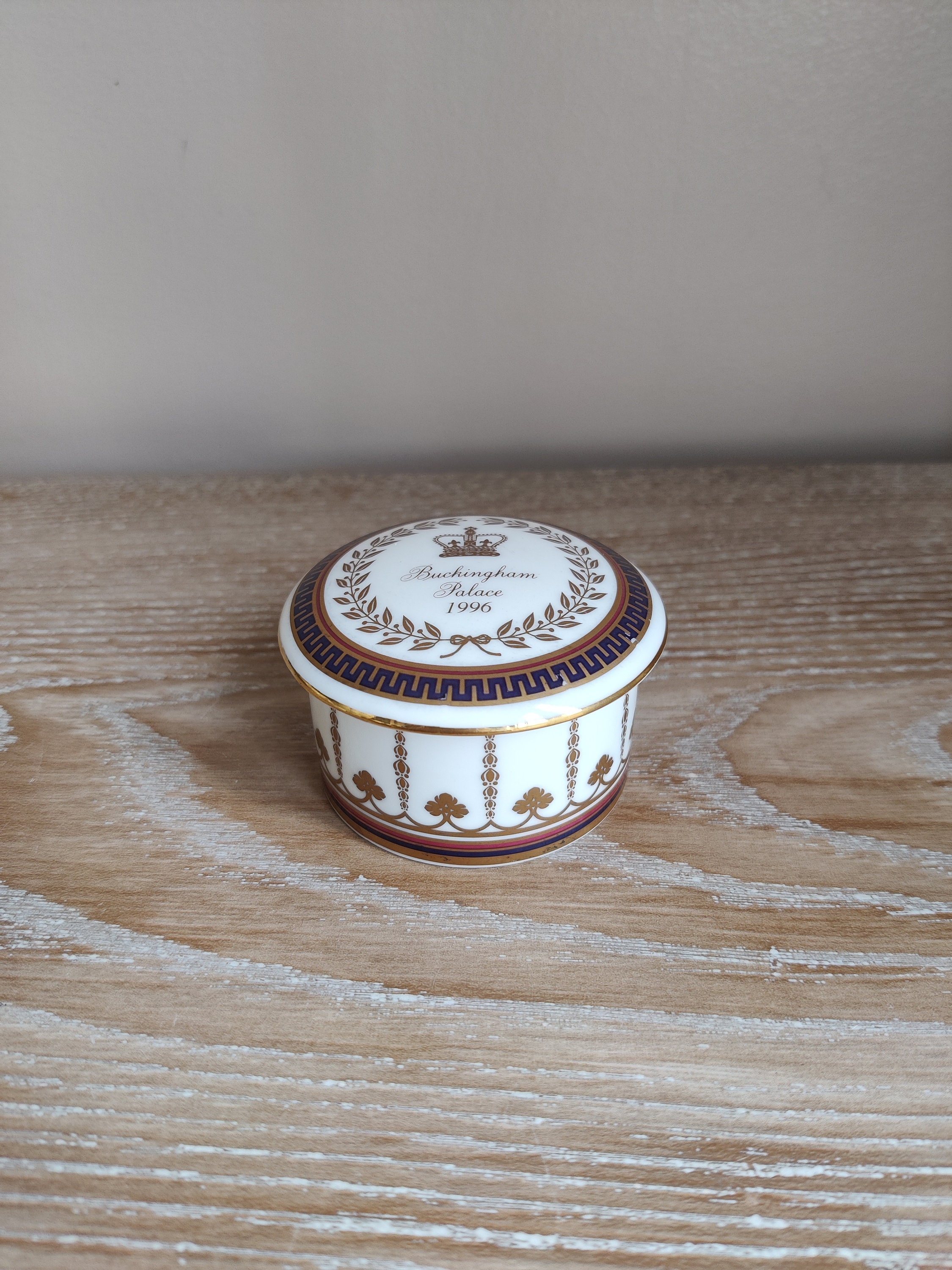 Trinket Box Royal Grafton Buckingham Palace 1997 Ceramic Pill 