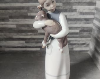 ヴィンテージ ナオ リヤドロ 羊飼いの少女が子羊を抱く置物 - Etsy 日本