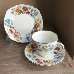 Duchesse os Chine floral Trio, tasse de thé, soucoupe et assiette à thé. tasse et soucoupe vintage. Décoration intérieure. Cadeau d’hôtesse.