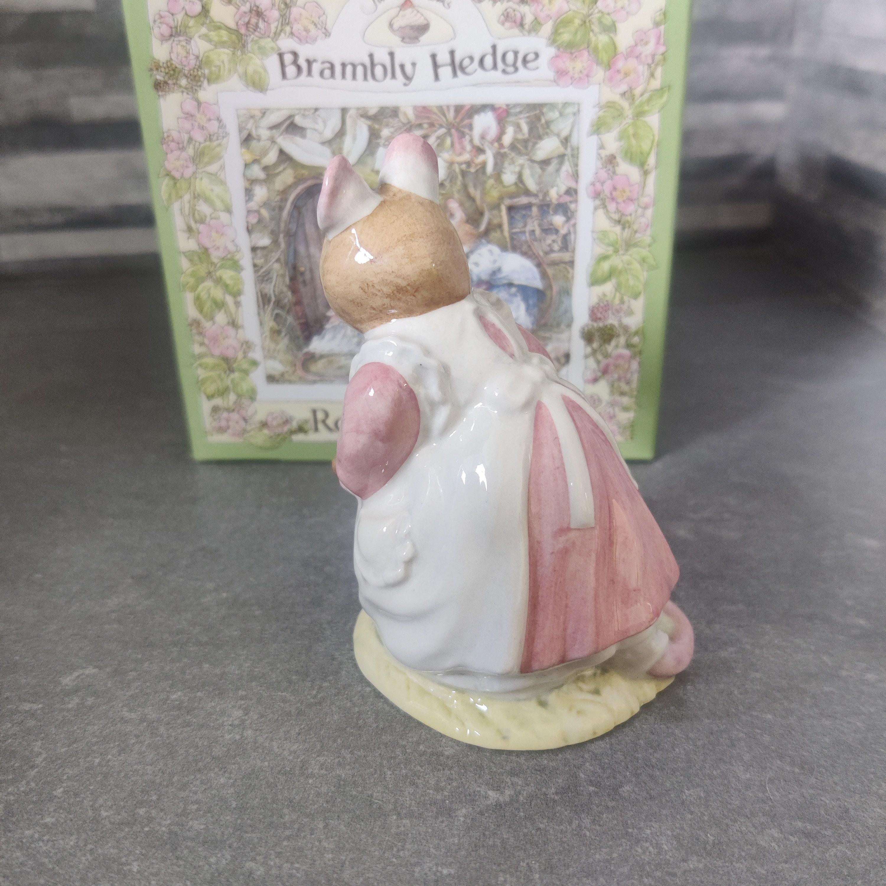 ロイヤルドルトン ブランブリー ヘッジクローバー フィギュア 箱入り