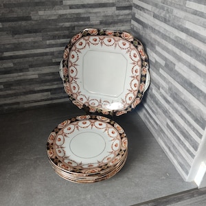 Può includere: Un set di piatti in porcellana vintage con un motivo floreale dorato e marrone. Il set comprende un piatto da portata quadrato e sei piatti più piccoli.