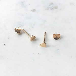 Tiny gold or silver heart ear stud, minimal earring, minimal jewelry, earring, simple stud, heart stud, small gift under 30