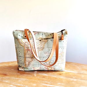 Draagtas wereldkaart met ritssluiting, canvas reistas met leren handvatten, gepersonaliseerde handtas wereldkaart, cadeau voor reizigersvrouw