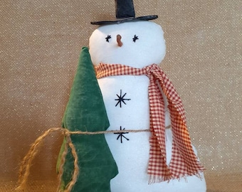 Bonhomme de neige primitif avec arbre de Noël,