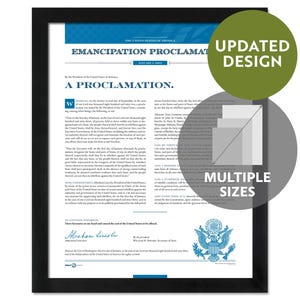 Może przedstawiać: Oprawiona grafika Proklamacji Emancypacji, zawierająca tekst historycznego dokumentu. Grafika jest w czarnej ramie i zawiera tekst „UPDATED DESIGN” i „MULTIPLE SIZES”. Grafika zawiera podpis Abrahama Lincolna.