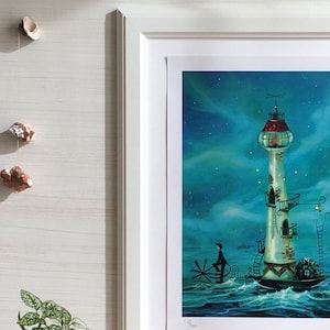Könnte beinhalten: Ein gerahmter Kunstdruck eines skurrilen Leuchtturms auf See unter einem sternenklaren Nachthimmel. Der Leuchtturm ist weiß mit roter Spitze und hat Fenster und Leitern. Das Kunstwerk ist in einem weißen Rahmen.