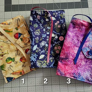 Copertina per libri tascabili di largo consumo in tessuti batik e di novità multicolore creata da Lynn
