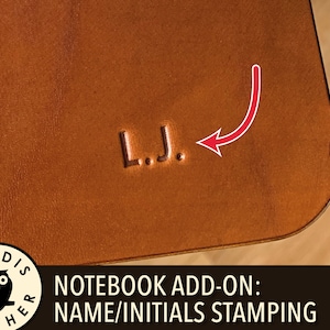 Può includere: Un taccuino in pelle marrone con le iniziali "L.J." stampate sulla copertina. Il taccuino è un accessorio personalizzato con stampa di nome o iniziali.