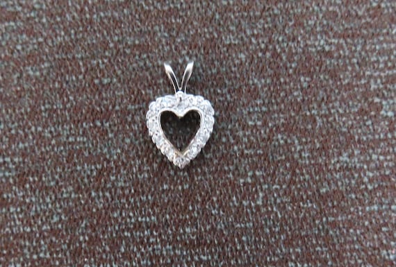 Ladies 14k white gold diamond heart pendant. 12 s… - image 1