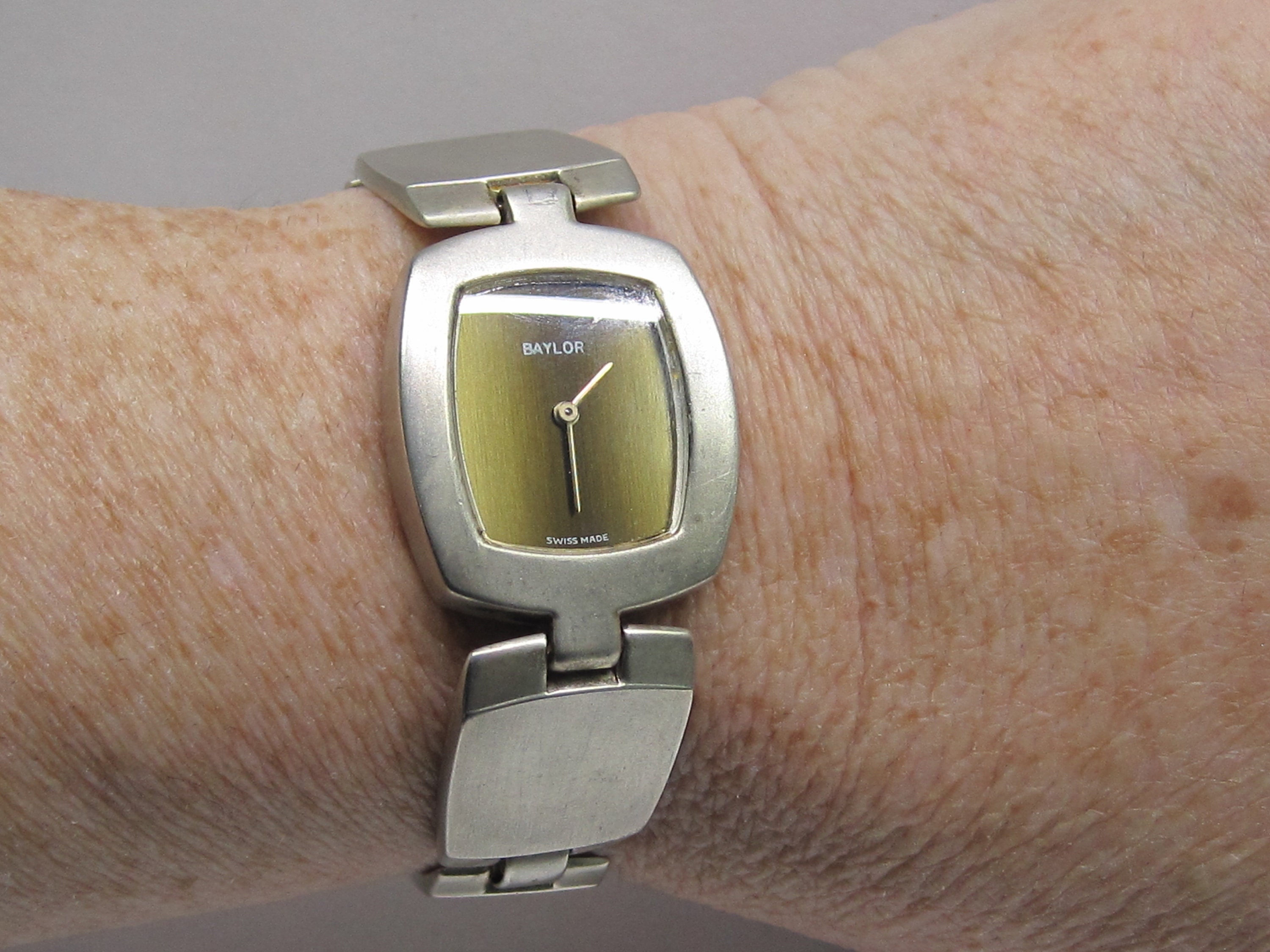 Vintage Baylor Ladies Quartz Dress Watch - Textured Silver Tone - New Battery Baylor Watch - Etsy main image 2