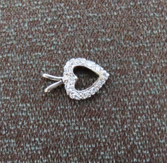 Ladies 14k white gold diamond heart pendant. 12 s… - image 2