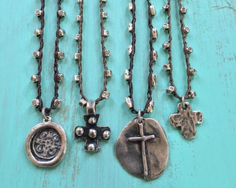 Collier croix rustique, collier bohème, bijoux bohèmes, bijoux bohèmes en perles, bijoux bohèmes en argent, médailles religieuses, bijoux foi bohème