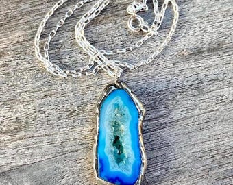 Collier bleu Druzy, bijoux bohèmes, bijoux en argent, pierres précieuses soudées, pendentif géode, superposition de collier, collier bohème, bijoux artisanaux Boho