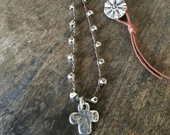 Collier croix martelée, bijoux bohème foi, collier au Crochet, croix en argent rustique, perles bohème, bijoux religieux, collier de perles en argent