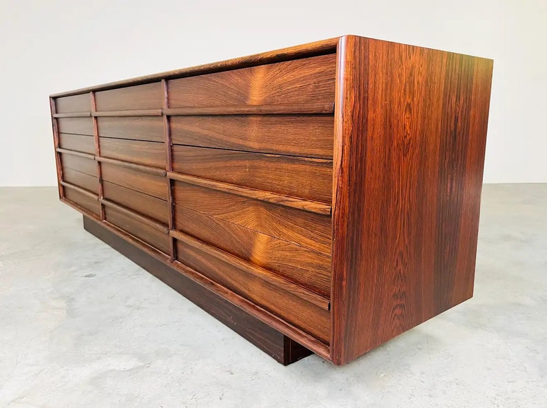 Mid-Century Brazilian Rosewood Triple Dresser After Arne Vodder Bild 7