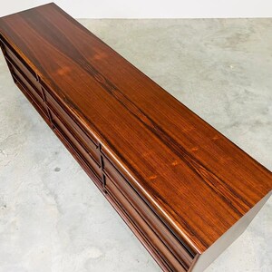 Mid-Century Brazilian Rosewood Triple Dresser After Arne Vodder Bild 8